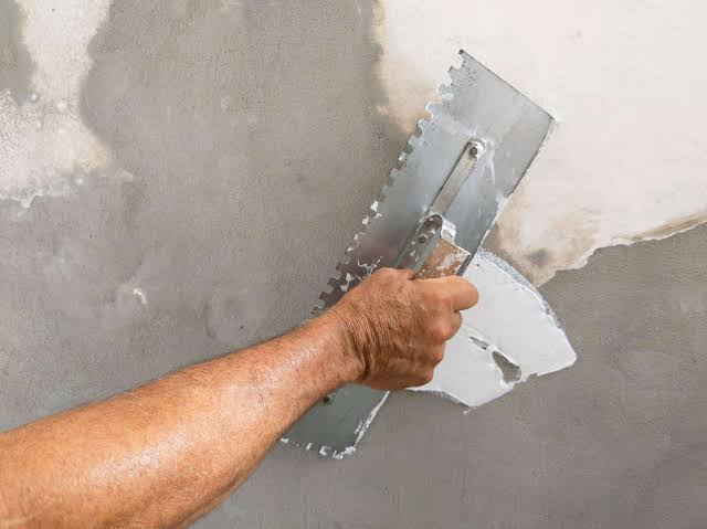 Travail d’enduit sur un mur
