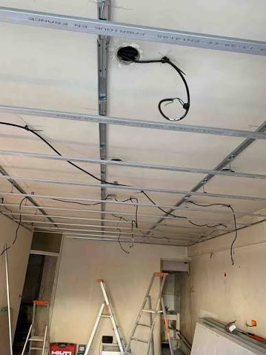 Structure de faux plafond en cours de chantier